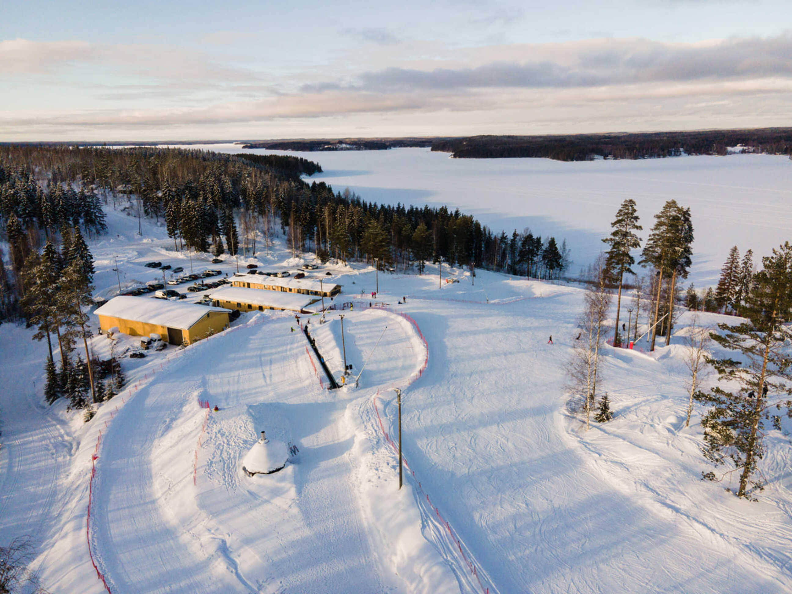 <p>В Финляндии лыжный отдых - не просто спорт, это-стиль жизни.</p><p>В Финляндии насчитывается более 100 курортов для зимних видов спорта. Самые популярные в Финляндии курорты - где можно покататься на горных лыжах, сноуборде, беговых лыжах, собачьей упряжке, снегоходах- да на чем угодно!&nbsp;</p><p>Более половины курортов расположились в южной части страны. Холмистая местность, относительно мягкий, но снежный климат, близость к столице, потрясающая природа сделали этот регион действительно привлекательным.</p><p>Особняком в Южной Финляндии стоит горнолыжный курорт Tahko - сюда приезжают не только местные жители , но и гости из других стран - Швеции, Германии, Эстонии, Латвии , Литвы, Великобритании и др. Горнолыжный курорт Тахко отличает значительный перепад высот - до 200 метров и почти самыми длинными в Суоми трассами - до 1200 метров. </p><p>Посетителям горнолыжных склонов Тахко на выбор предлагаются 23 трассы различной сложности и протяженности( 8 освещенных):</p><ul><li>склоны высокого уровня сложности, чёрные :3</li><li>склоны среднего уровня сложности, красные:8</li><li>склоны низкого уровня сложности, синие:9</li><li>склоны для начинающих, зеленые:8</li><li>детский склон:1</li></ul><p>К услугам отдыхающих 15 подъемников: на 2 и 4 кресла, 11 бугельных, 2 wonder-carpet (безопасная бегущая дорожка для детей).</p><p>Для поклонников беговых лыж действуют трассы протяженностью 64 км, из них с освещением- 16</p><p>Сноуборд-парк: суперпайп и стрит. Проводятся соревнования.</p><p>Новички могут пройти обучение в лыжной школе под руководством профессиональных англоговорящих инструкторов. Работают 2 пункта проката инвентаря. Один из сервисов вы можете найти на сайте https://hillskirent.fi/en/tahko/rent/ . На этом же сайте вы найдете прокат снегоходов и электробайков. Весной, летом и осенью работает Тахко Байк-парк</p><p>Насыщенный мероприятиями апре-ски Тахко является  <span style="background-color: rgb(247, 247, 247); color: rgb(44, 47, 52);">частью необыкновенной атмосферы </span>курорта.</p><p>В Тахко любой желающий может принять участие в сафари на снегоходах, сноубайках, подледной рыбалке и других развлечениях. Летом на курорте Тахко можно заняться пешим и велосипедным туризмом, водными видами спорта, катанием на квадроцикле, поиграть в пейнтбол. Недалеко от коттеджей Tahko hills располагается гольф-поле на 18 лунок.</p><p>Круглый год открыты Тахко СПА и расположенный поблизости аквапарк Фонтанелла.</p><p>Кроме того, в Тахко находится самый длинный в Финляндии зиплайн(его длина составляет 1,4 км. и спуск начинается с вершины склонов и проходит над склонами и озером.</p><p><br></p><p><br></p>