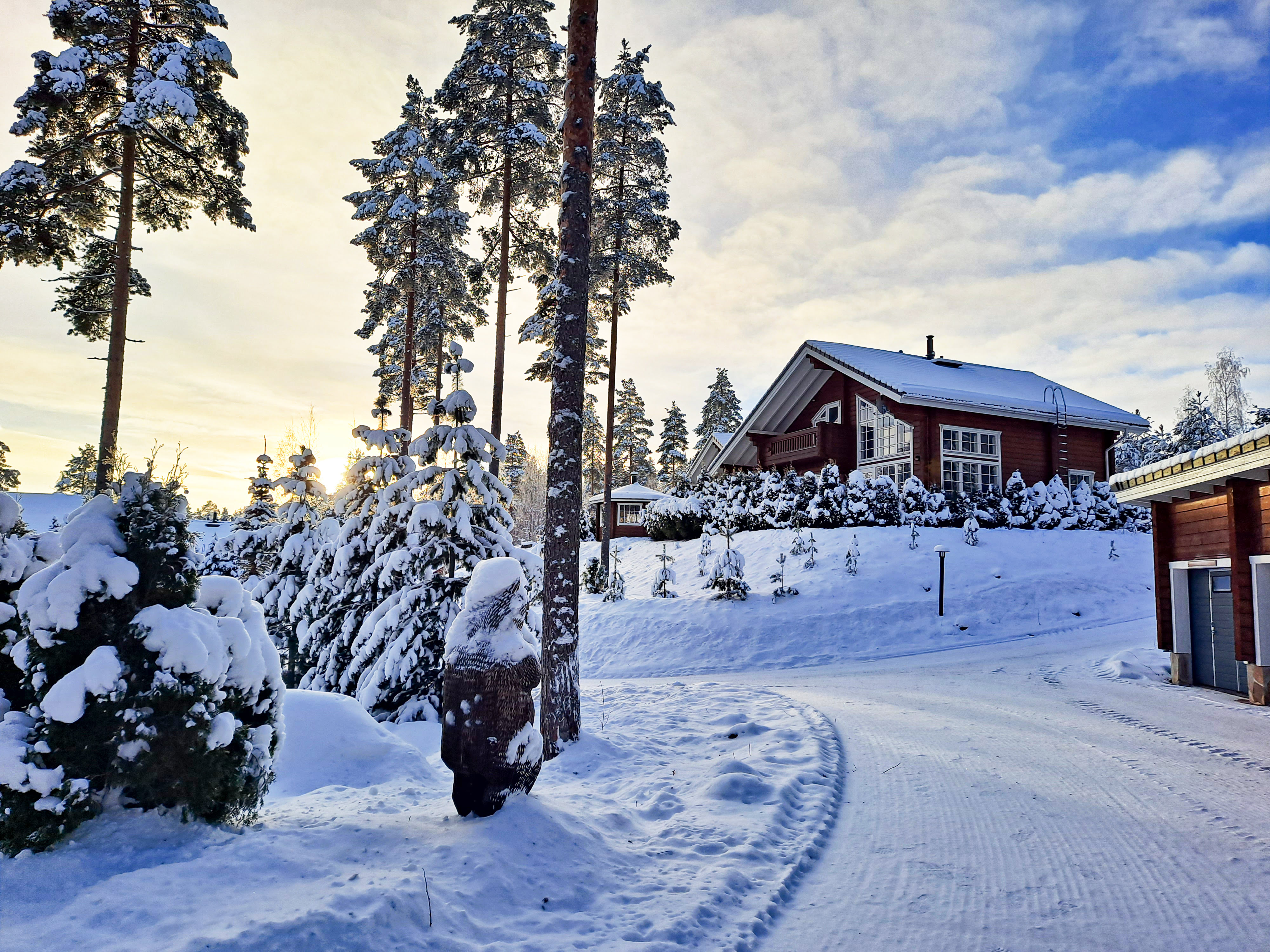 Новый год в Финляндии станет самым волшебным и увлекательным зимним приключением. Именно здесь находится знаменитая деревня Санта-Клауса, где можно окунуться в сказочную атмосферу, испечь рождественское печенье, попробовать традиционные финские блюда и получить подарки от самого Санты. Зима в Финляндии – это сезон горнолыжных курортов и зимних видов спорта. В новогодние праздники вы сможете покататься по заснеженным склонам на горных и беговых лыжах, сноуборде, санках и ватрушках. А еще вас ждут яркие впечатления от участия в сафари с собачьей упряжкой и поездки на мотосанях. После активного отдыха будет приятно провести уютный вечер всей семьей у камина или погреться в сауне, которая расположена в каждом из наших коттеджей в Saimaa Lakeside и Tahko hills.