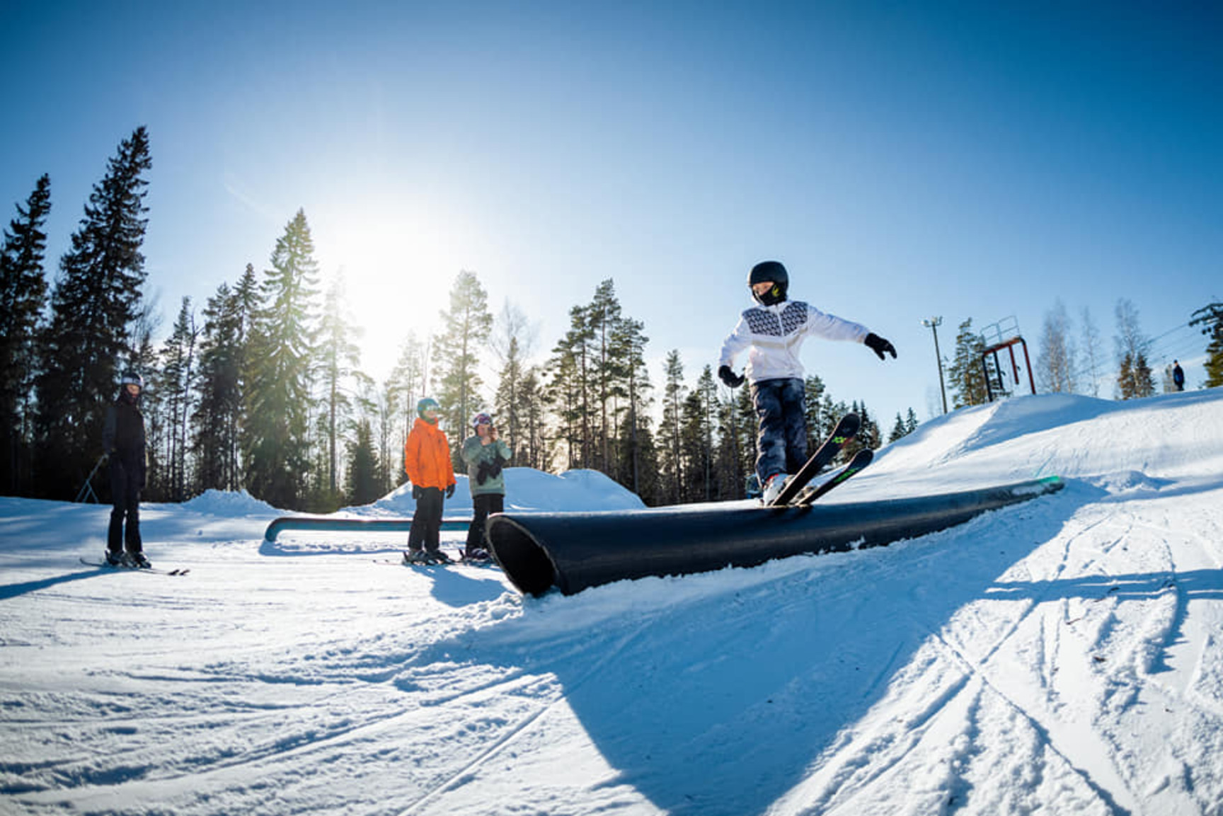 <p>Горнолыжные центры Финляндии FreeSki и Myllimaki расположены недалеко от коттеджного комплекса Saimaa Lakeside. Отсутствие очередей и большого количества людей -их явные достоинства. Здесь ведут свой бизнес несколько частных фирм, которые делают все возможное, чтобы ваш отдых стал незабываем.</p><p>Горнолыжный центр FreeSki </p><ul><li>расположен в центре Руоколахти</li><li>6 освещенных склонов, самый длинный склон 600 метров</li><li>горка для санок</li><li>перепад высот 60 м.</li><li>есть кафе, прокат горных лыж</li><li>зона отдыха.</li></ul><p>Также в Руоколахти каждый год зимой работает освещенная лыжня для беговых лыж. Трассу постоянно контролируют и обновляют лыжню. </p><p>Горнолыжный центр Myllimaki </p><ul><li>расположен в городе Йотсено , в 50 км от Руоколахти</li><li>5 освещенных склонов,3 подъемника, детский подъемник.</li><li>горка для санок.</li><li>длина спусков 300-400 м.</li><li>перепад высот 70 м.</li><li>есть кафе, прокат снаряжения, лыжная школа.</li></ul><p><br></p><p><br></p><p><br></p>